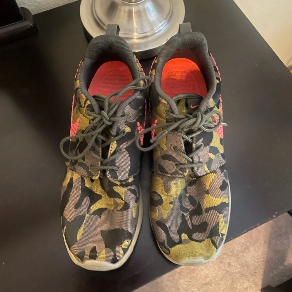 Nike Women's Roshe One Premium Plus Camo Sneakers Size 7.5 Green - Picture 5 of 7